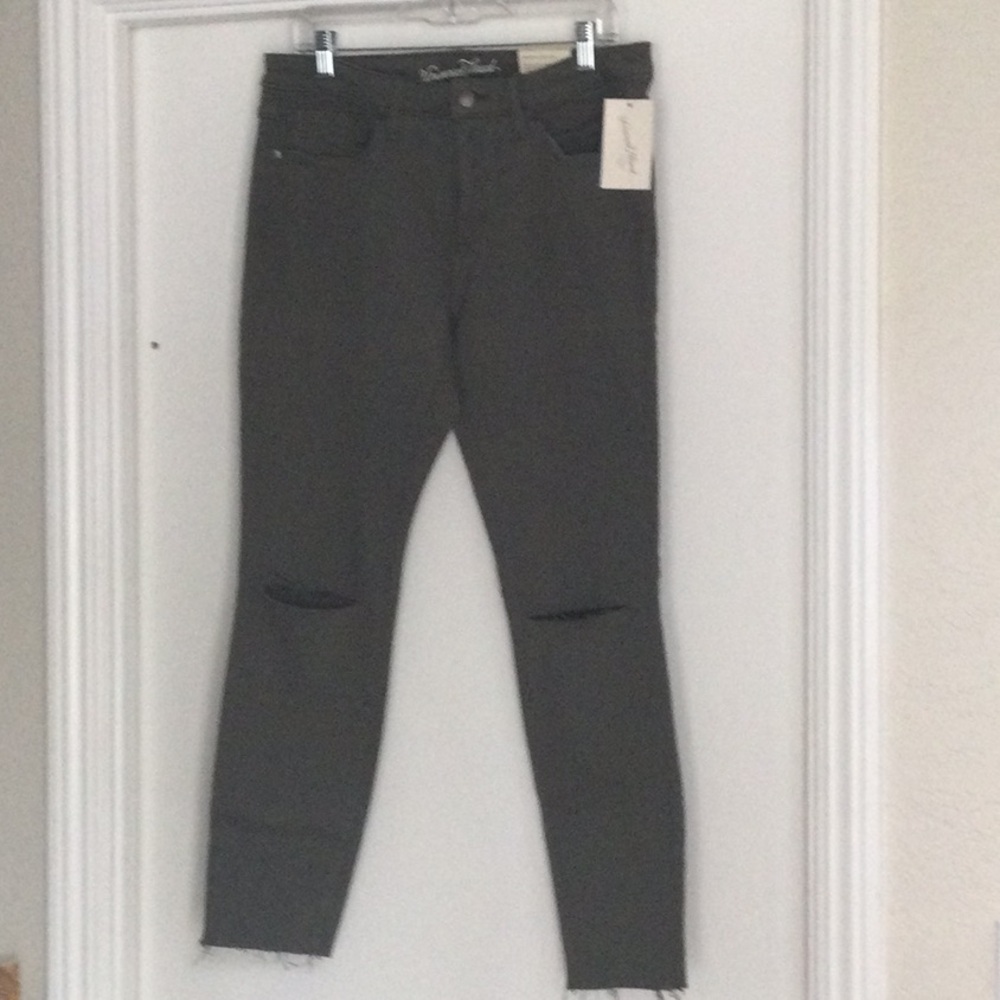 New with tags, universal Thread, grey jegging jeans.  Size 12/31